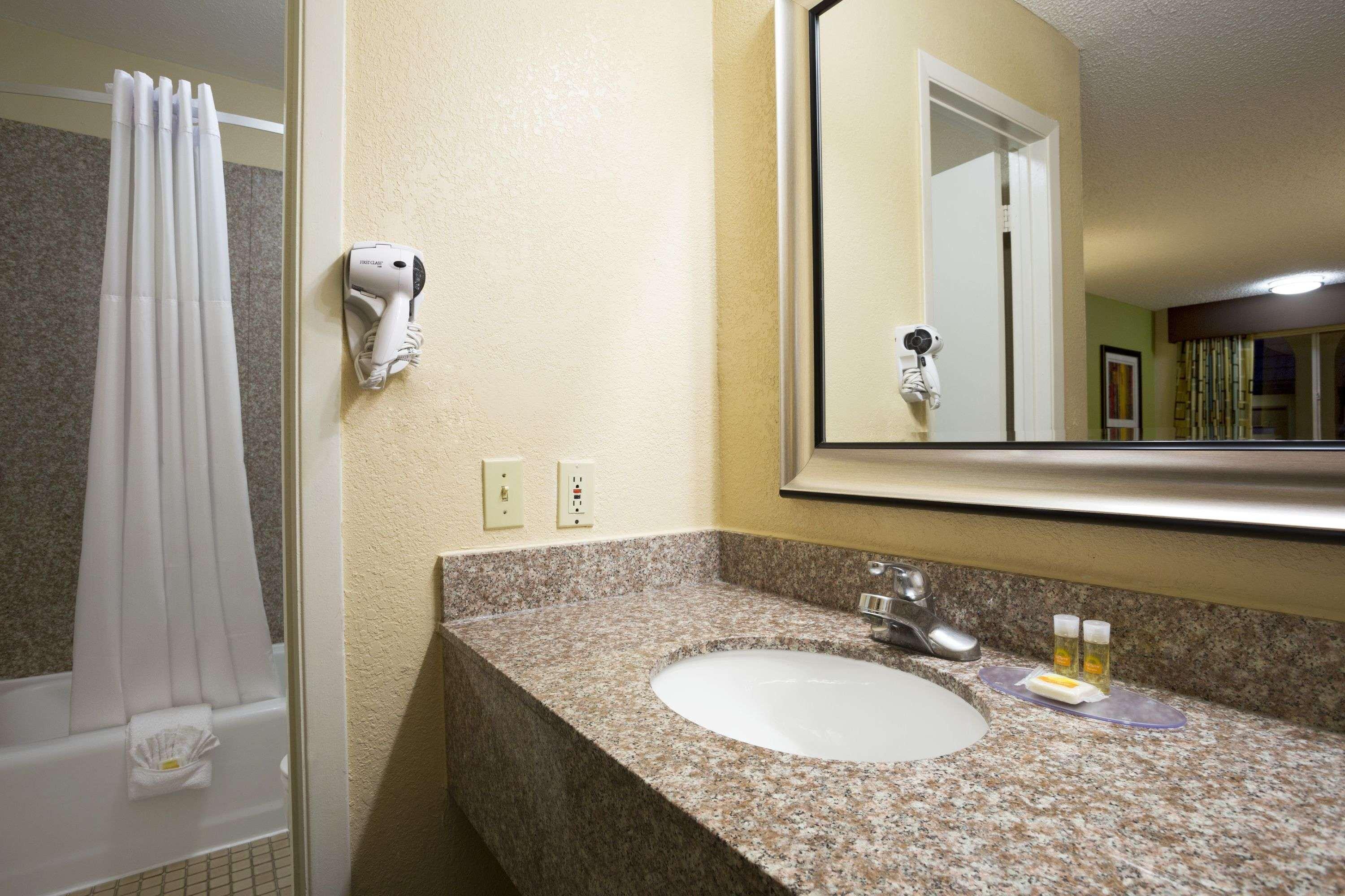 Days Inn By Wyndham Dallas Irving Exterior photo