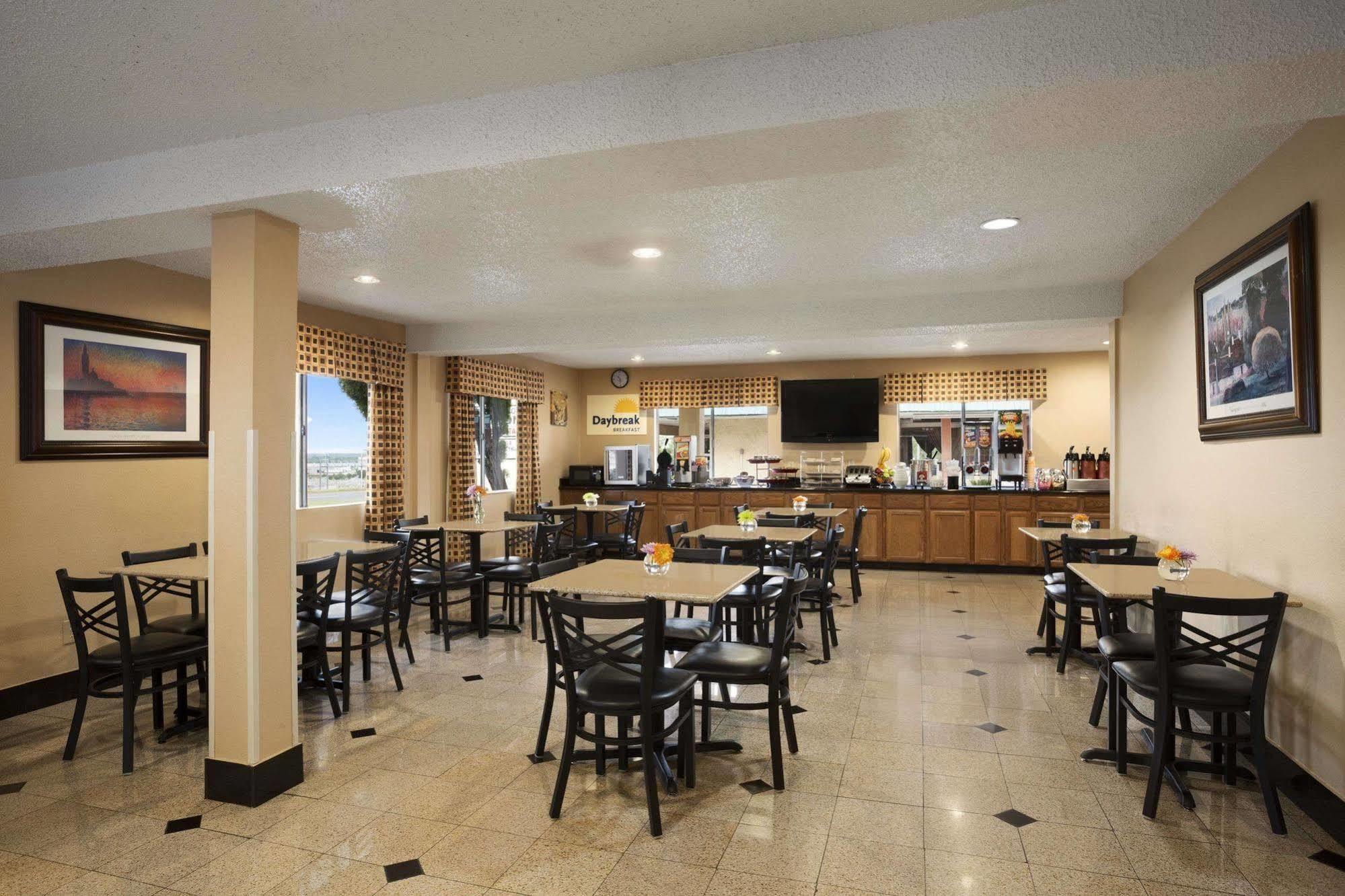 Days Inn By Wyndham Dallas Irving Exterior photo